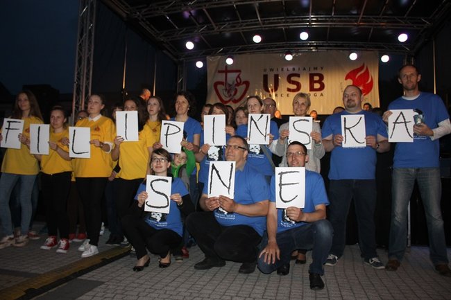 Tańcem i śpiewem wielbili Boga..