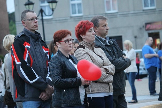 Tańcem i śpiewem wielbili Boga..