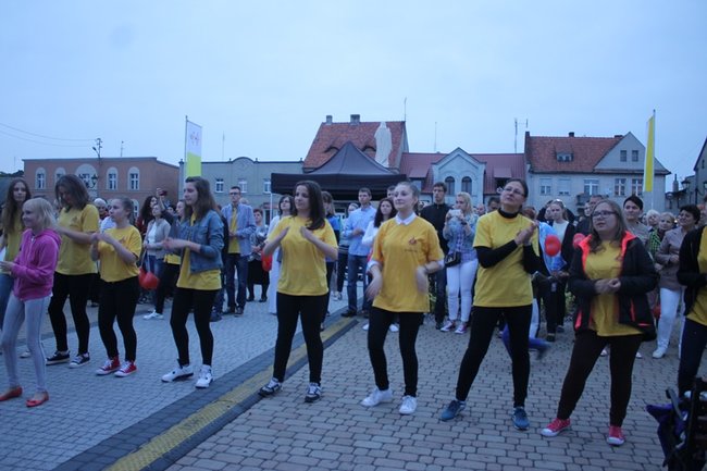 Tańcem i śpiewem wielbili Boga..