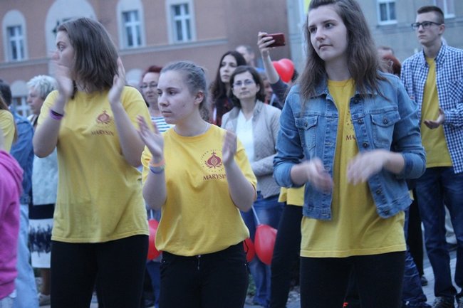 Tańcem i śpiewem wielbili Boga..