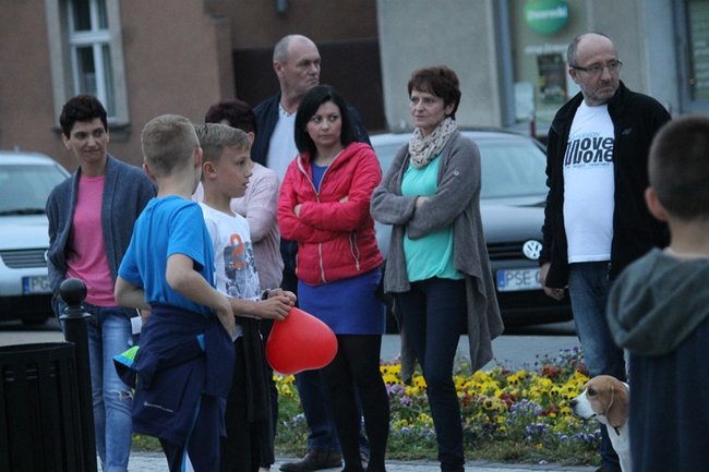 Tańcem i śpiewem wielbili Boga..