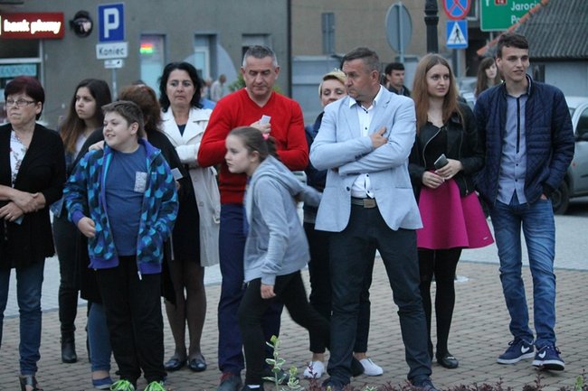 Tańcem i śpiewem wielbili Boga..
