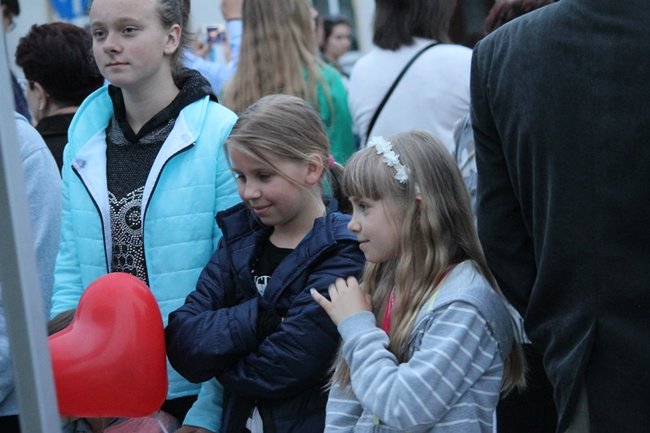 Tańcem i śpiewem wielbili Boga..