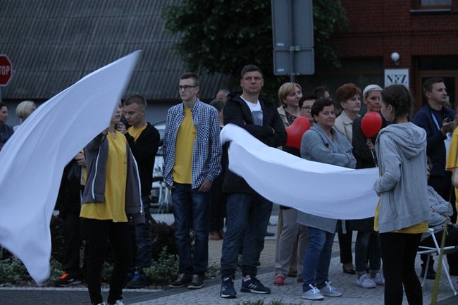 Tańcem i śpiewem wielbili Boga..