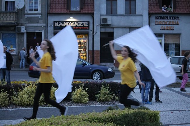 Tańcem i śpiewem wielbili Boga..