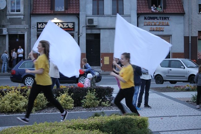 Tańcem i śpiewem wielbili Boga..