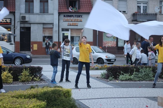 Tańcem i śpiewem wielbili Boga..