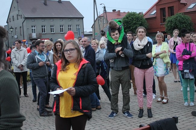 Tańcem i śpiewem wielbili Boga..