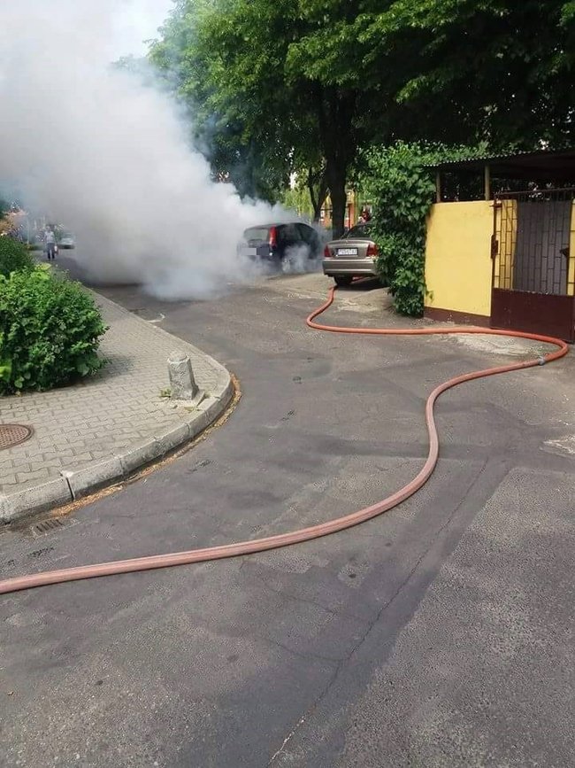 Zapalił się pod blokiem