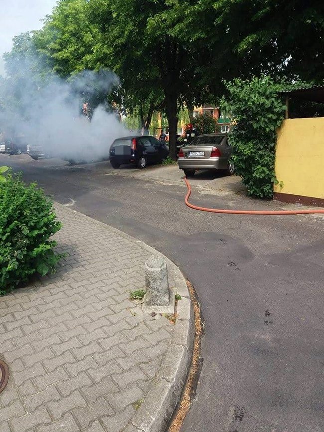 Zapalił się pod blokiem