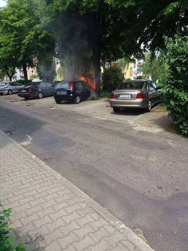 Zapalił się pod blokiem