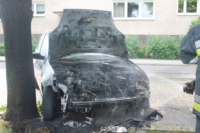 Zapalił się pod blokiem