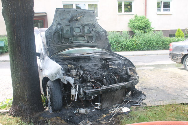 Zapalił się pod blokiem