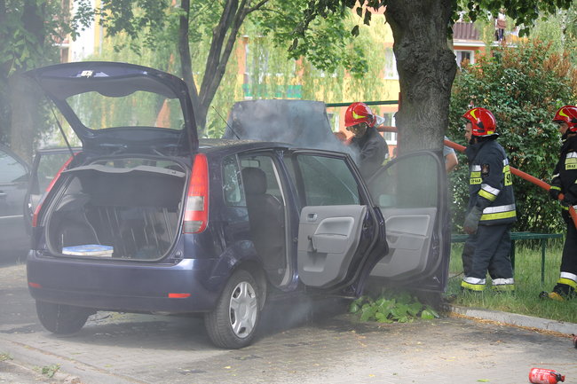 Zapalił się pod blokiem