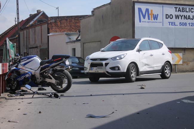 Motocyklista uderzył w barierki