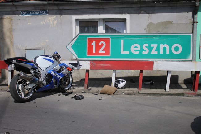 Motocyklista uderzył w barierki