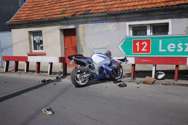 Motocyklista uderzył w barierki
