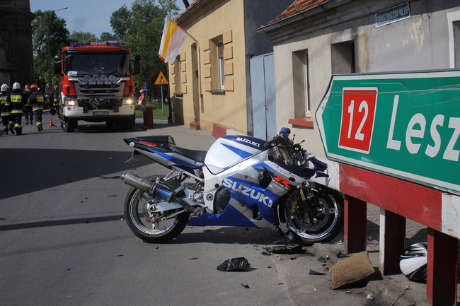 Motocyklista uderzył w barierki
