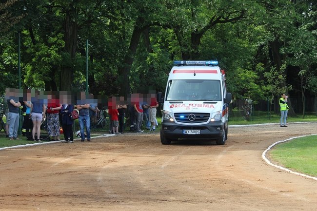 Motocyklista uderzył w barierki