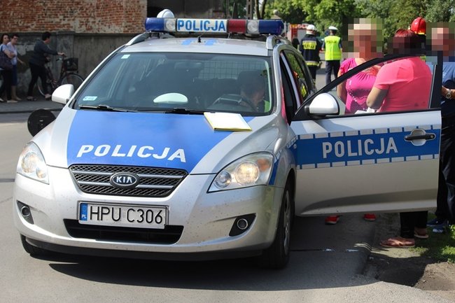 Motocyklista uderzył w barierki