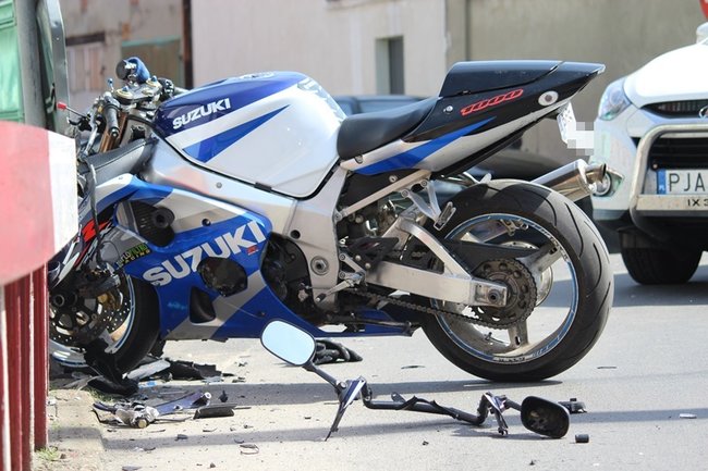 Motocyklista uderzył w barierki