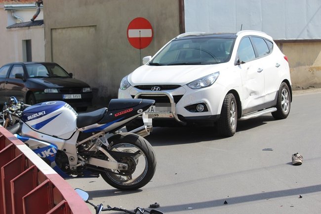 Motocyklista uderzył w barierki