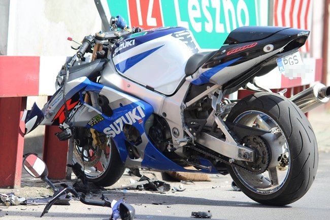 Motocyklista uderzył w barierki