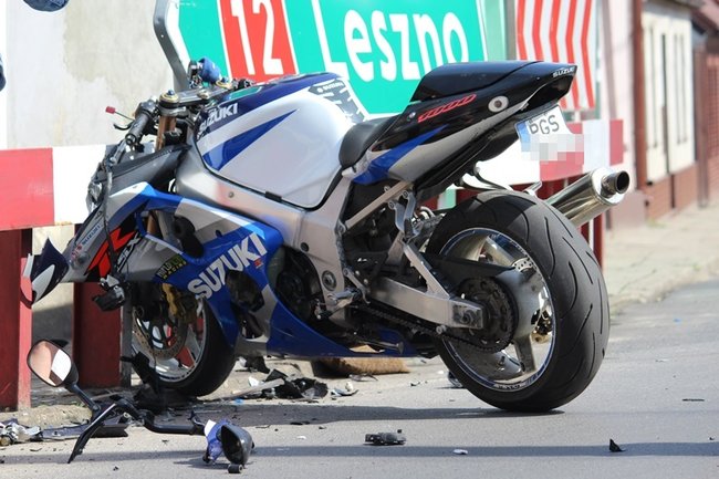Motocyklista uderzył w barierki