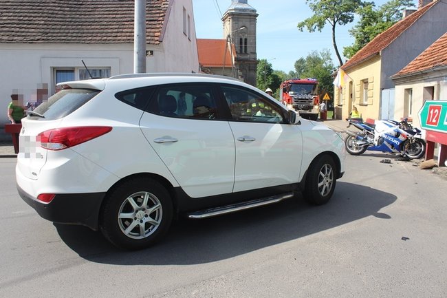 Motocyklista uderzył w barierki