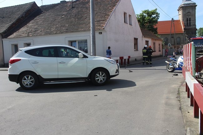 Motocyklista uderzył w barierki