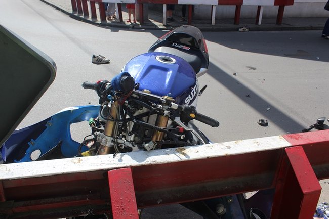 Motocyklista uderzył w barierki