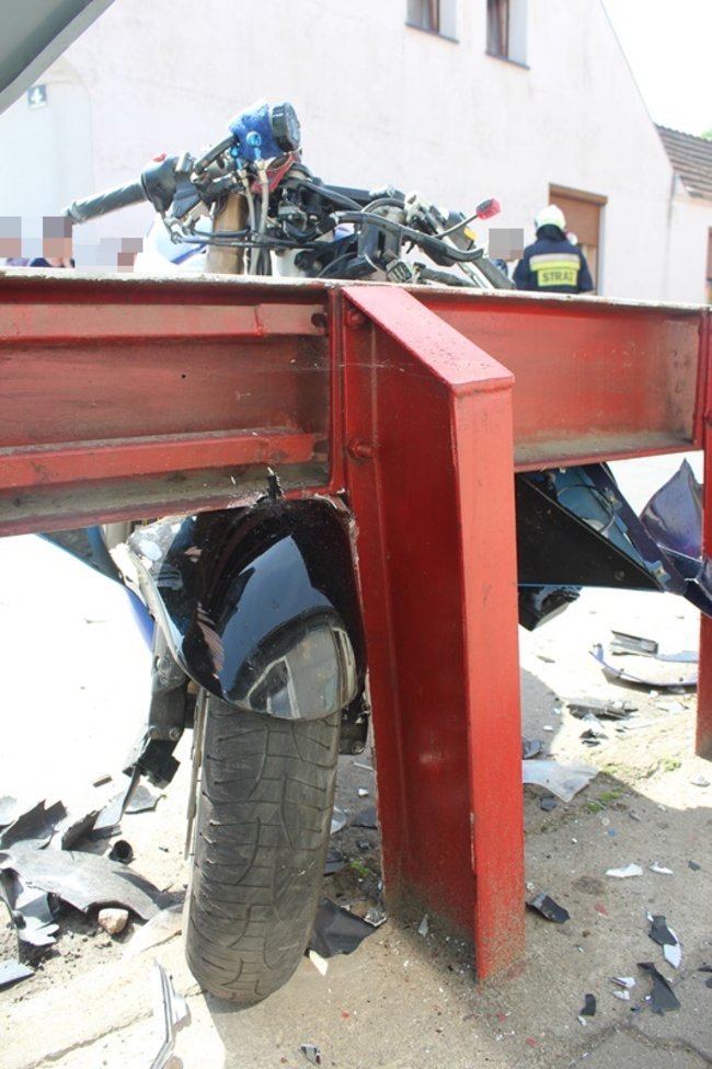 Motocyklista uderzył w barierki