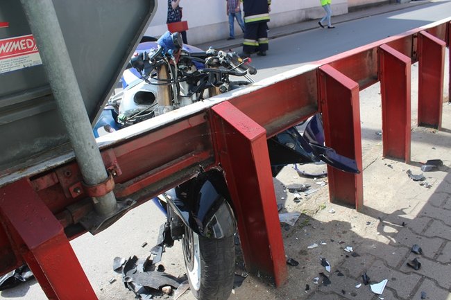 Motocyklista uderzył w barierki