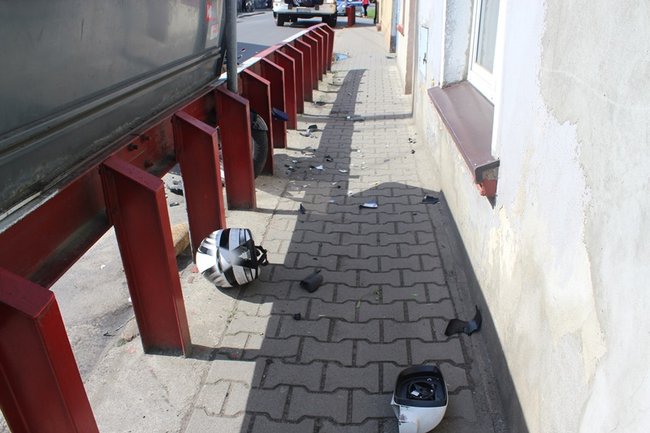 Motocyklista uderzył w barierki