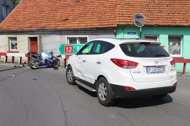 Motocyklista uderzył w barierki