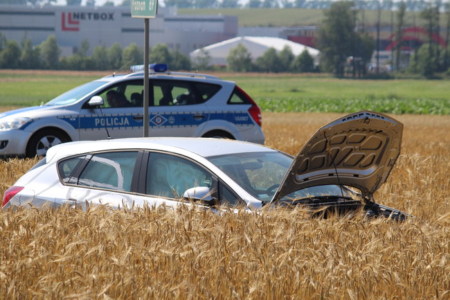 Auto w polu, pasażerka w szpitalu