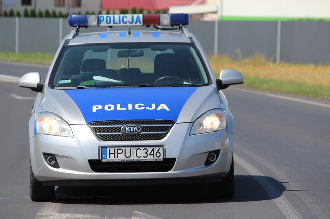 Auto w polu, pasażerka w szpitalu