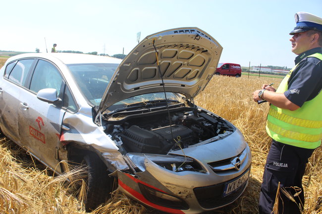 Auto w polu, pasażerka w szpitalu