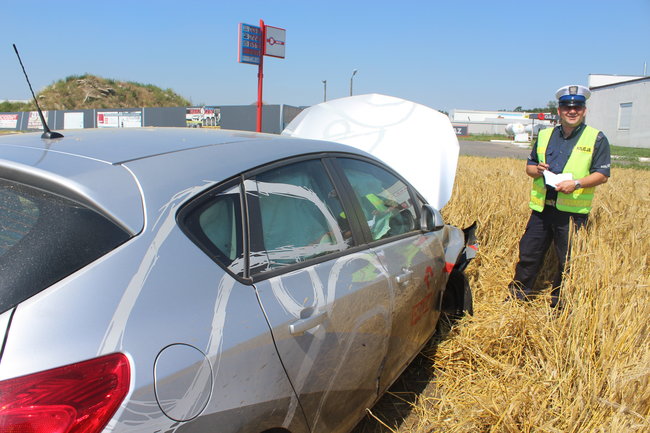 Auto w polu, pasażerka w szpitalu