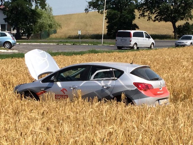 Auto w polu, pasażerka w szpitalu