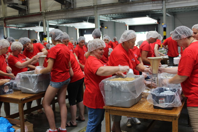 Spakowali 140 tys. posiłków dla głodujących