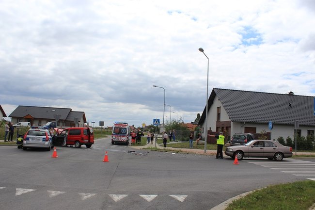 Trzy auta zderzyły się na skrzyżowaniu
