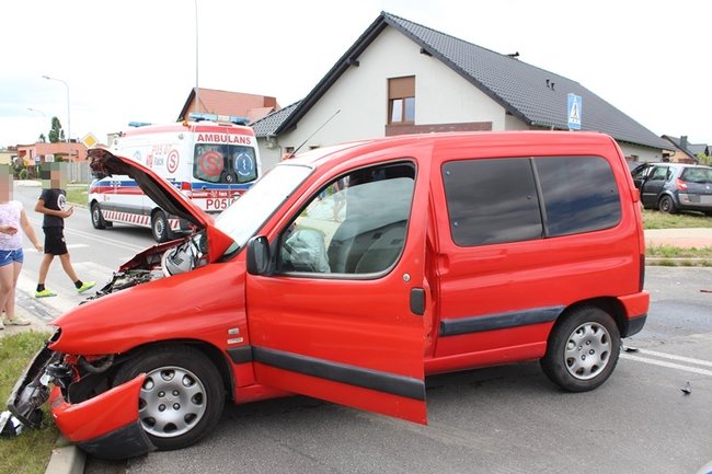 Trzy auta zderzyły się na skrzyżowaniu