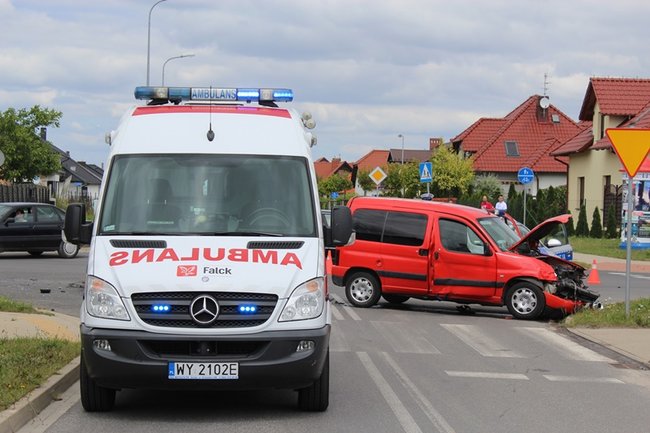 Trzy auta zderzyły się na skrzyżowaniu