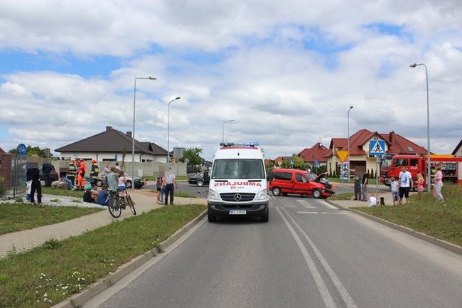 Trzy auta zderzyły się na skrzyżowaniu