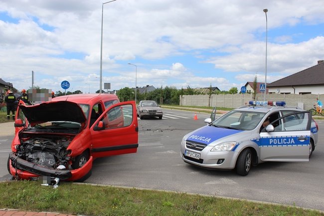 Trzy auta zderzyły się na skrzyżowaniu