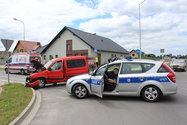 Trzy auta zderzyły się na skrzyżowaniu