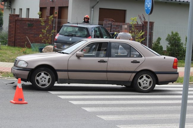 Trzy auta zderzyły się na skrzyżowaniu