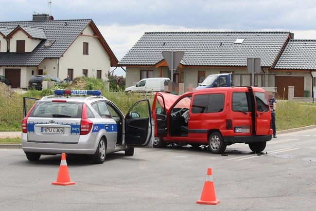 Trzy auta zderzyły się na skrzyżowaniu