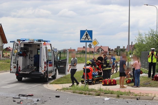 Trzy auta zderzyły się na skrzyżowaniu